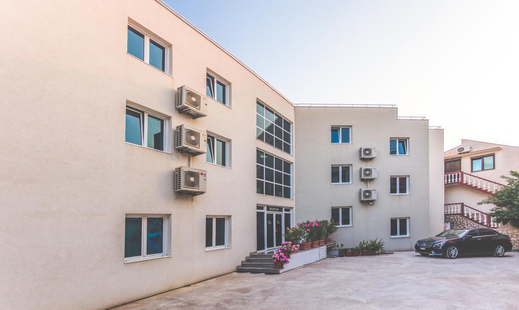 Apartments Deus Dobra Voda Luaran gambar