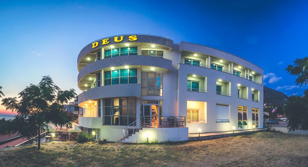 Apartments Deus Dobra Voda Luaran gambar