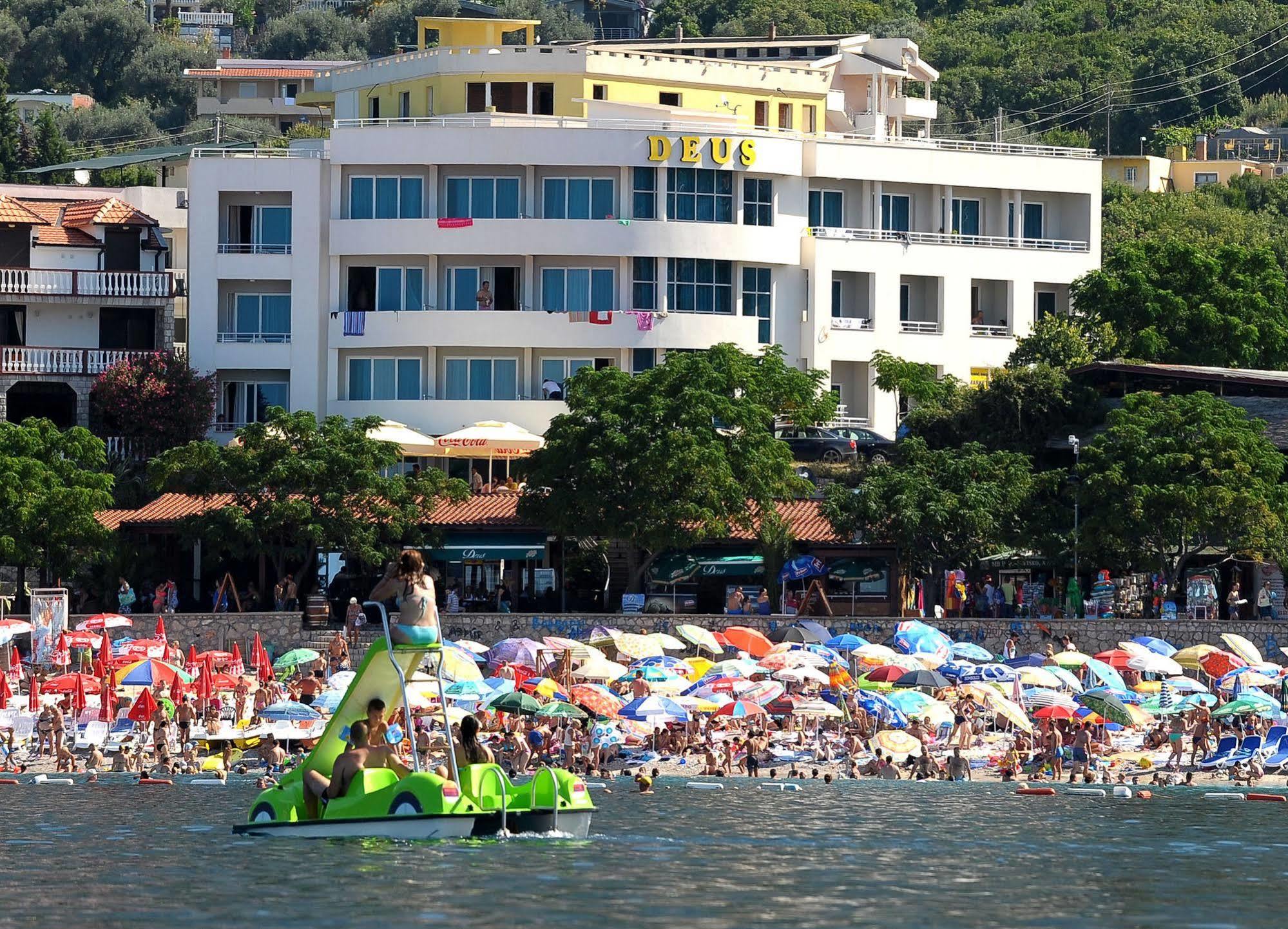 Apartments Deus Dobra Voda Luaran gambar